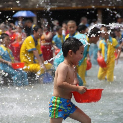 Wasser-Spritzen-Fest von Dai-Volksgruppe in Yunnan