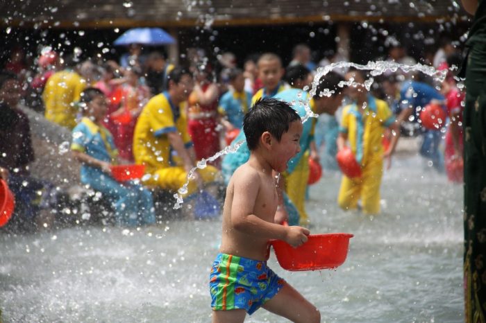 Wasser-Spritzen-Fest von Dai-Volksgruppe in Yunnan