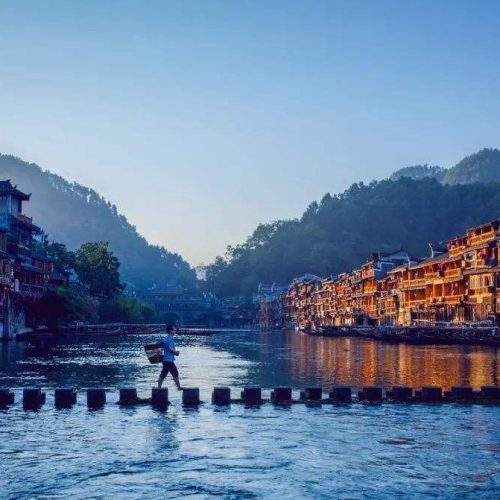 2 Tage Fenghuang-Altstadt und Dehang Miao-Dorftour