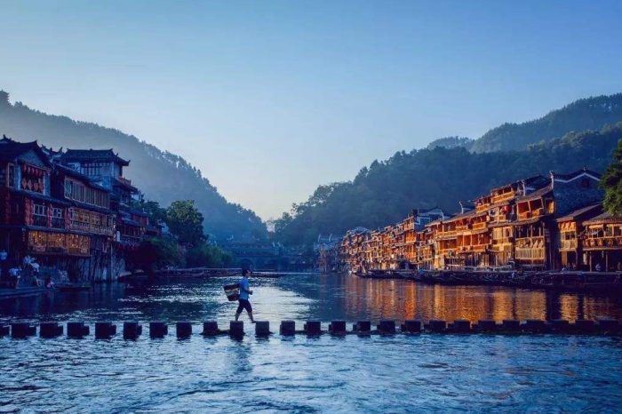 2 Tage Fenghuang-Altstadt und Dehang Miao-Dorftour