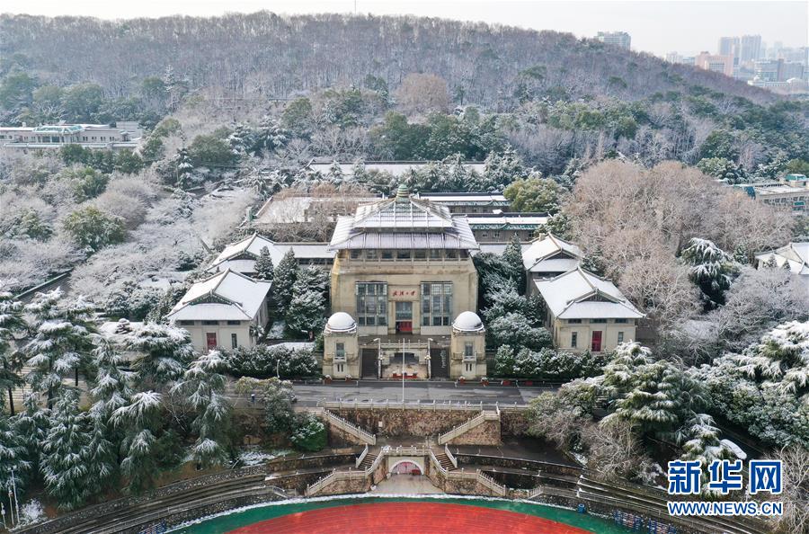 Wunderschöne Schneelandschaft an der Universität Wuhan